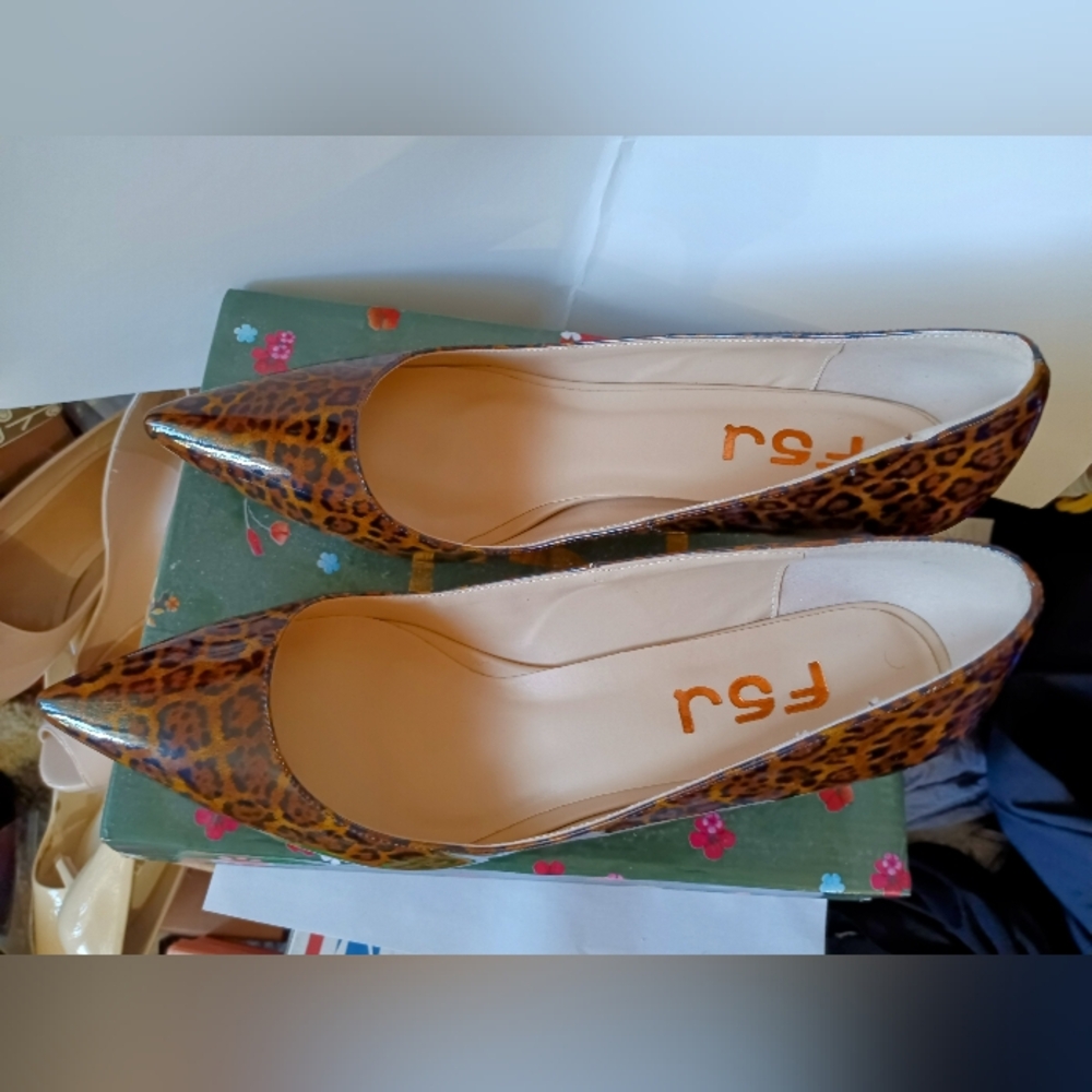 F5J size 11 kitten heel pointy toe pumps